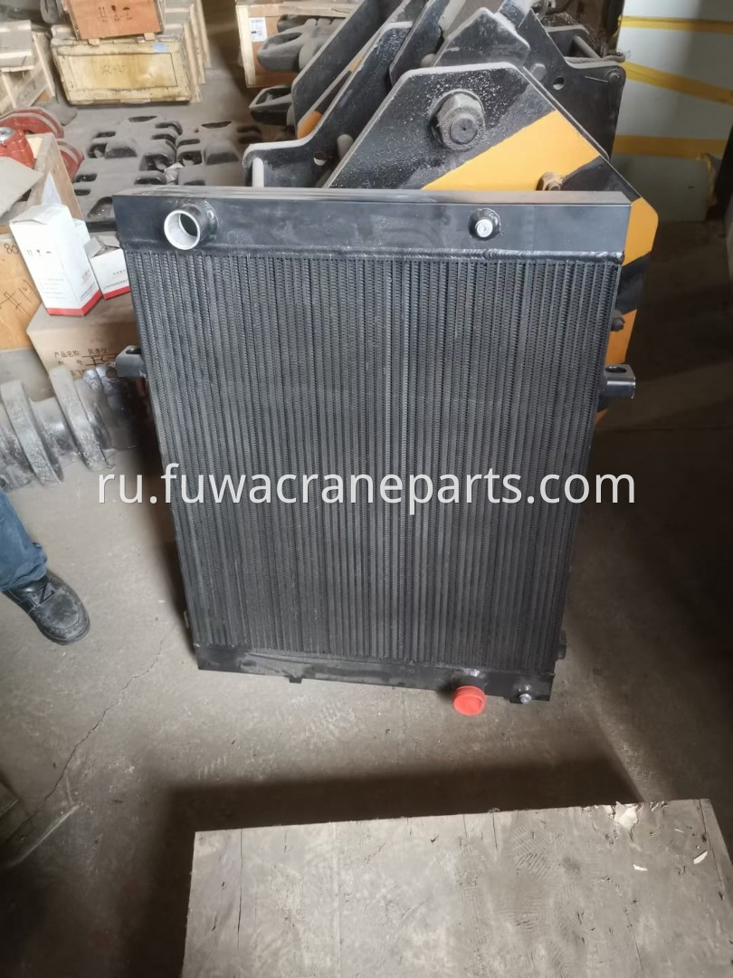 Oil cooler radiator for crawler cranes